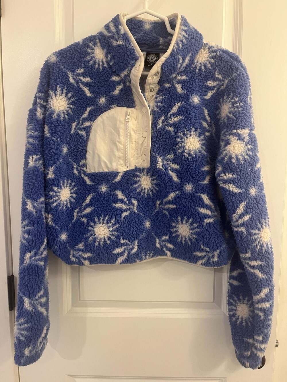 PacSun Blue and White Sun Pattern Sherpa Cropped Pullover